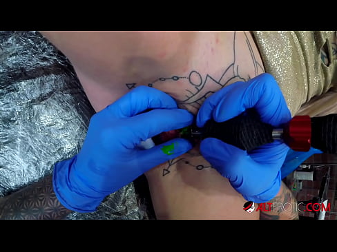 ❤️ Uiters getatoeëerde hottie Sully Savage het 'n tatoeëermerk op haar klitoris gekry ❤ Harde pornografie by porn af.kassavrn.ru ❤